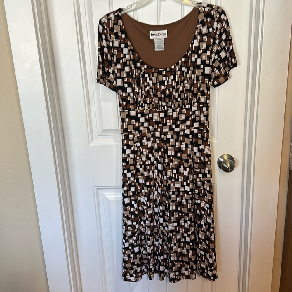 Danny and Nicole silky feel dress gathered front w/ties in back Cute pattern 14